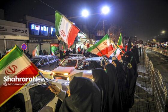 گزارش تصویری | تجمع شبانه مردم مشهد در حمایت از مدافعان وطن (۲۴ اسفند ۱۴۰۴)