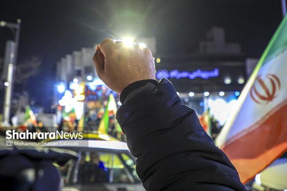 گزارش تصویری | تجمع شبانه مردم مشهد در حمایت از مدافعان وطن (۲۴ اسفند ۱۴۰۴)