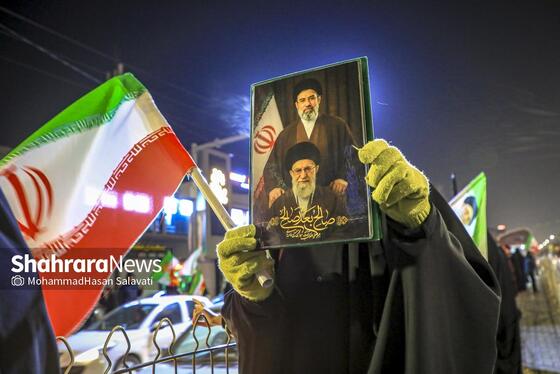 گزارش تصویری | تجمع شبانه مردم مشهد در حمایت از مدافعان وطن (۲۴ اسفند ۱۴۰۴)