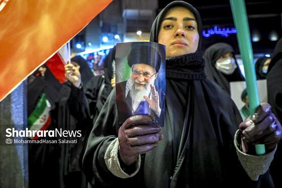 گزارش تصویری | تجمع شبانه مردم مشهد در حمایت از مدافعان وطن (۲۴ اسفند ۱۴۰۴)