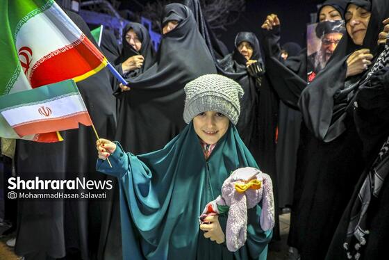 گزارش تصویری | تجمع شبانه مردم مشهد در حمایت از مدافعان وطن (۲۴ اسفند ۱۴۰۴)