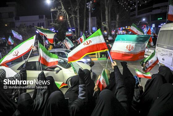 گزارش تصویری | تجمع شبانه مردم مشهد در حمایت از مدافعان وطن (۲۴ اسفند ۱۴۰۴)