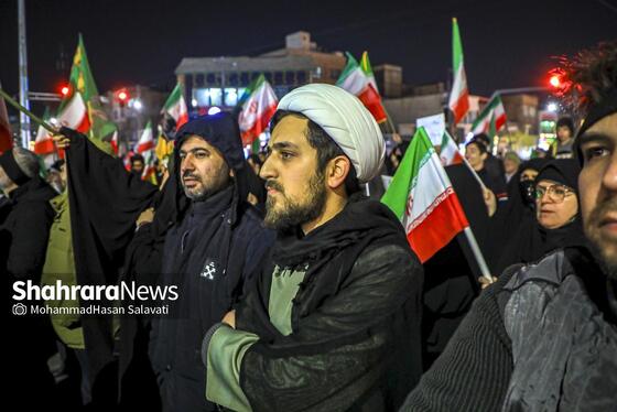 گزارش تصویری | تجمع شبانه مردم مشهد در حمایت از مدافعان وطن (۲۴ اسفند ۱۴۰۴)