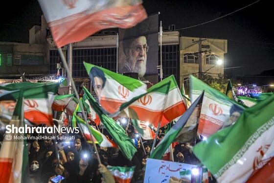 گزارش تصویری | تجمع شبانه مردم مشهد در حمایت از مدافعان وطن (۲۴ اسفند ۱۴۰۴)