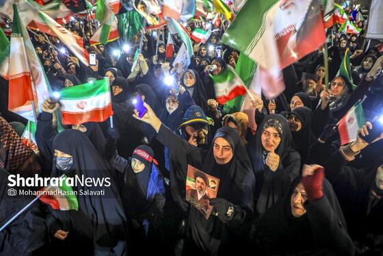 گزارش تصویری | تجمع شبانه مردم مشهد در حمایت از مدافعان وطن (۲۴ اسفند ۱۴۰۴)