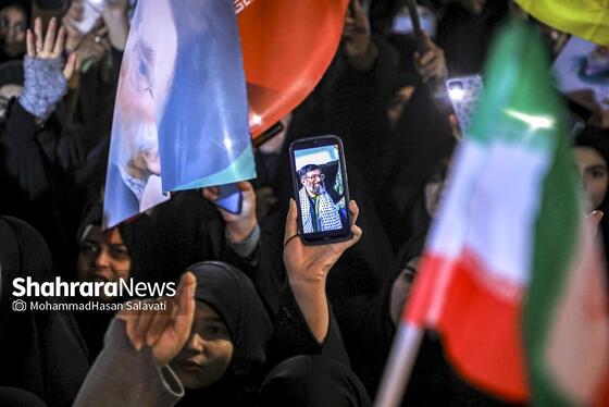 گزارش تصویری | تجمع شبانه مردم مشهد در حمایت از مدافعان وطن (۲۴ اسفند ۱۴۰۴)