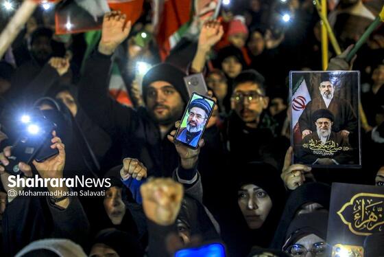 گزارش تصویری | تجمع شبانه مردم مشهد در حمایت از مدافعان وطن (۲۴ اسفند ۱۴۰۴)