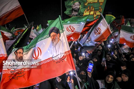 گزارش تصویری | تجمع شبانه مردم مشهد در حمایت از مدافعان وطن (۲۴ اسفند ۱۴۰۴)