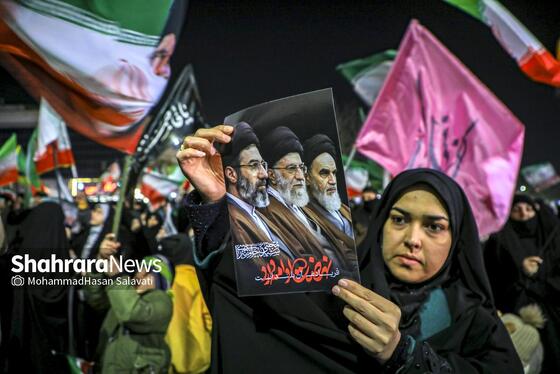 گزارش تصویری | تجمع شبانه مردم مشهد در حمایت از مدافعان وطن (۲۴ اسفند ۱۴۰۴)