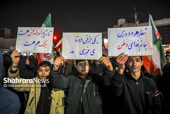 گزارش تصویری | تجمع شبانه مردم مشهد در حمایت از مدافعان وطن (۲۴ اسفند ۱۴۰۴)