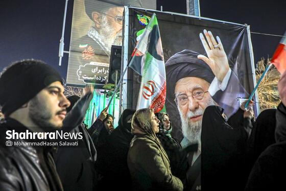 گزارش تصویری | تجمع شبانه مردم مشهد در حمایت از مدافعان وطن (۲۴ اسفند ۱۴۰۴)