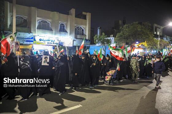 گزارش تصویری | تجمع شبانه مردم مشهد در حمایت از مدافعان وطن (۲۴ اسفند ۱۴۰۴)