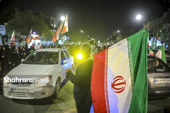 گزارش تصویری | تجمع شبانه مردم مشهد در حمایت از مدافعان وطن (۲۴ اسفند ۱۴۰۴)