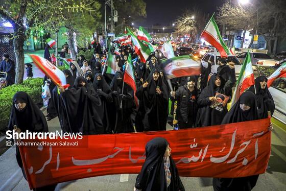 گزارش تصویری | تجمع شبانه مردم مشهد در حمایت از مدافعان وطن (۲۴ اسفند ۱۴۰۴)