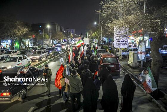 گزارش تصویری | تجمع شبانه مردم مشهد در حمایت از مدافعان وطن (۲۴ اسفند ۱۴۰۴)