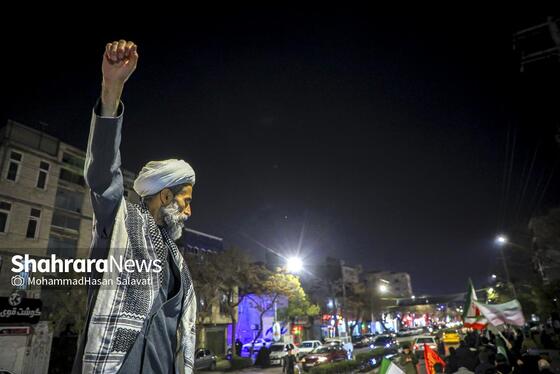 گزارش تصویری | تجمع شبانه مردم مشهد در حمایت از مدافعان وطن (۲۴ اسفند ۱۴۰۴)
