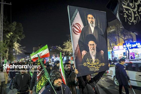 گزارش تصویری | تجمع شبانه مردم مشهد در حمایت از مدافعان وطن (۲۴ اسفند ۱۴۰۴)