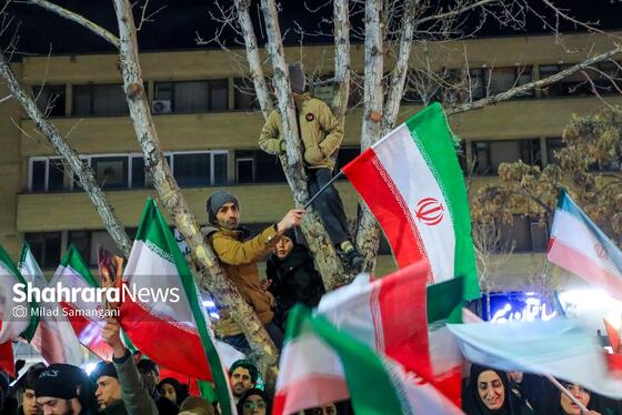 گزارش تصویری | مردم انقلابی در آخرین چهارشنبه سال ۱۴۰۴ در خیابان احمدآباد مشهد