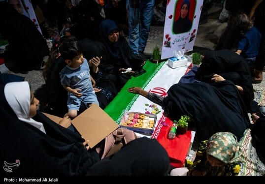 گزارش تصویری | لحظه تحویل سال در کنار قبور شهدای مدرسه شجره طیبه میناب