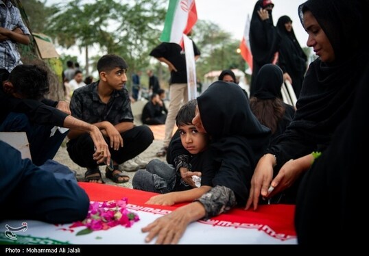 گزارش تصویری | لحظه تحویل سال در کنار قبور شهدای مدرسه شجره طیبه میناب