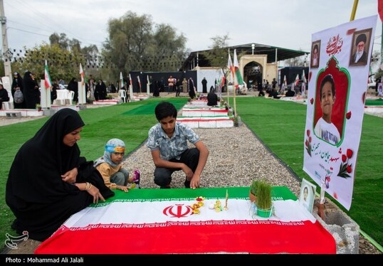 گزارش تصویری | لحظه تحویل سال در کنار قبور شهدای مدرسه شجره طیبه میناب