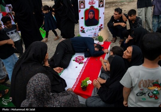 گزارش تصویری | لحظه تحویل سال در کنار قبور شهدای مدرسه شجره طیبه میناب