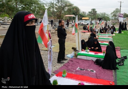 گزارش تصویری | لحظه تحویل سال در کنار قبور شهدای مدرسه شجره طیبه میناب