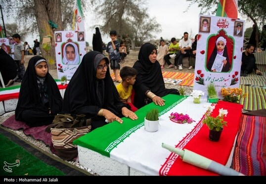 گزارش تصویری | لحظه تحویل سال در کنار قبور شهدای مدرسه شجره طیبه میناب