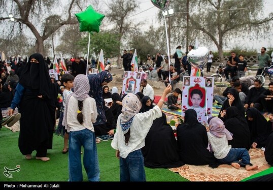 گزارش تصویری | لحظه تحویل سال در کنار قبور شهدای مدرسه شجره طیبه میناب