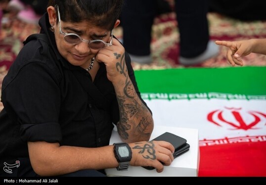 گزارش تصویری | لحظه تحویل سال در کنار قبور شهدای مدرسه شجره طیبه میناب