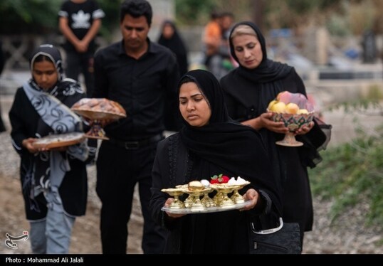 گزارش تصویری | لحظه تحویل سال در کنار قبور شهدای مدرسه شجره طیبه میناب