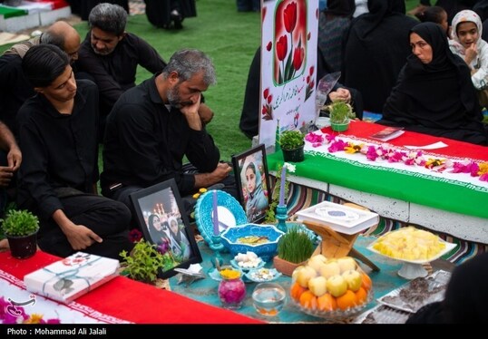 گزارش تصویری | لحظه تحویل سال در کنار قبور شهدای مدرسه شجره طیبه میناب