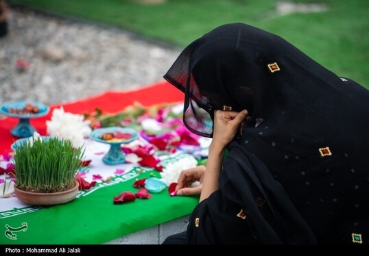 گزارش تصویری | لحظه تحویل سال در کنار قبور شهدای مدرسه شجره طیبه میناب