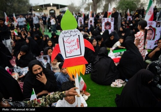 گزارش تصویری | لحظه تحویل سال در کنار قبور شهدای مدرسه شجره طیبه میناب