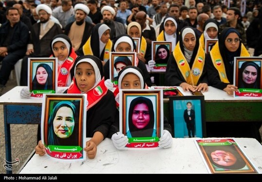 گزارش تصویری | لحظه تحویل سال در کنار قبور شهدای مدرسه شجره طیبه میناب