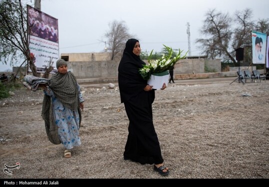 گزارش تصویری | لحظه تحویل سال در کنار قبور شهدای مدرسه شجره طیبه میناب