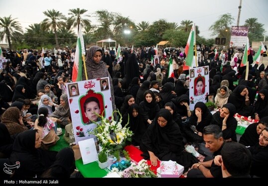 گزارش تصویری | لحظه تحویل سال در کنار قبور شهدای مدرسه شجره طیبه میناب