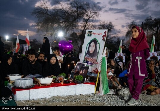 گزارش تصویری | لحظه تحویل سال در کنار قبور شهدای مدرسه شجره طیبه میناب