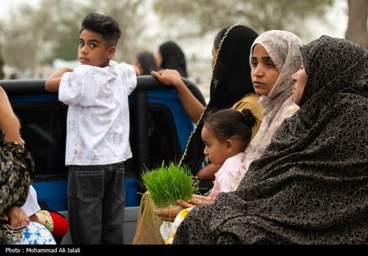 گزارش تصویری | لحظه تحویل سال در کنار قبور شهدای مدرسه شجره طیبه میناب