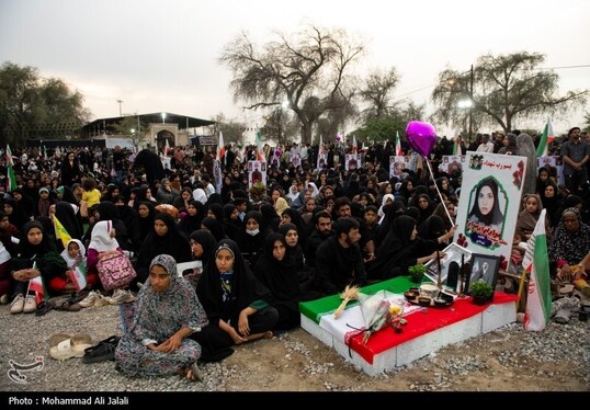 گزارش تصویری | لحظه تحویل سال در کنار قبور شهدای مدرسه شجره طیبه میناب