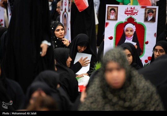 گزارش تصویری | لحظه تحویل سال در کنار قبور شهدای مدرسه شجره طیبه میناب