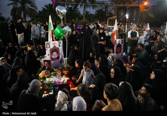 گزارش تصویری | لحظه تحویل سال در کنار قبور شهدای مدرسه شجره طیبه میناب