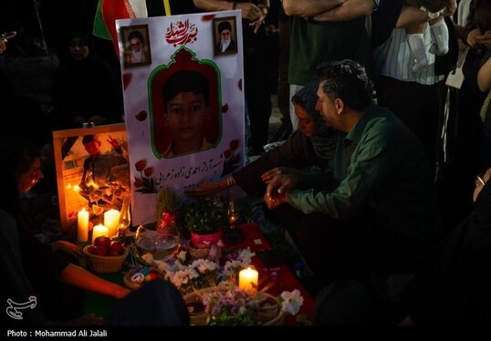 گزارش تصویری | لحظه تحویل سال در کنار قبور شهدای مدرسه شجره طیبه میناب