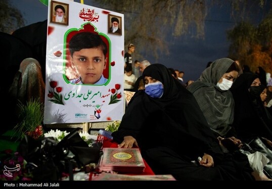 گزارش تصویری | لحظه تحویل سال در کنار قبور شهدای مدرسه شجره طیبه میناب