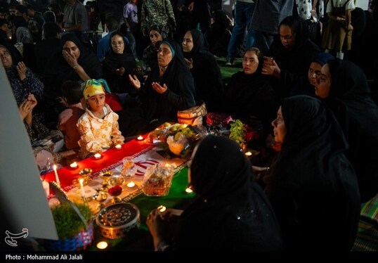 گزارش تصویری | لحظه تحویل سال در کنار قبور شهدای مدرسه شجره طیبه میناب