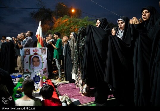 گزارش تصویری | لحظه تحویل سال در کنار قبور شهدای مدرسه شجره طیبه میناب