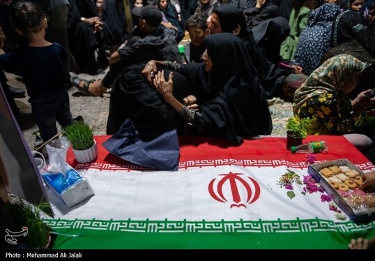 گزارش تصویری | لحظه تحویل سال در کنار قبور شهدای مدرسه شجره طیبه میناب