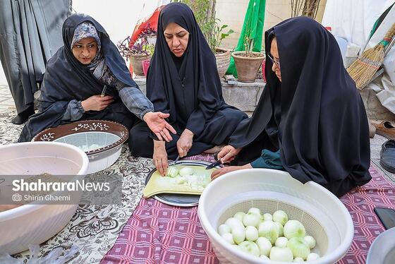 گزارش تصویری | پخت غذای نذری برای مردم حاضر در خیابان