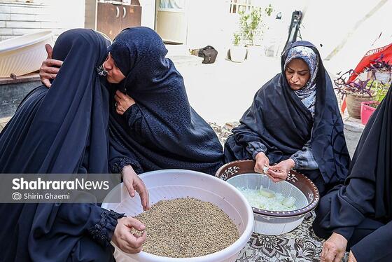 گزارش تصویری | پخت غذای نذری برای مردم حاضر در خیابان