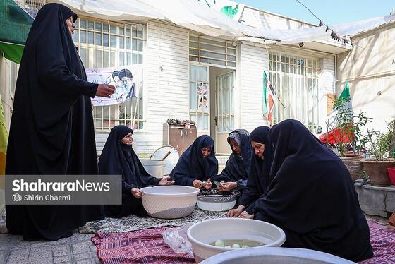 گزارش تصویری | پخت غذای نذری برای مردم حاضر در خیابان